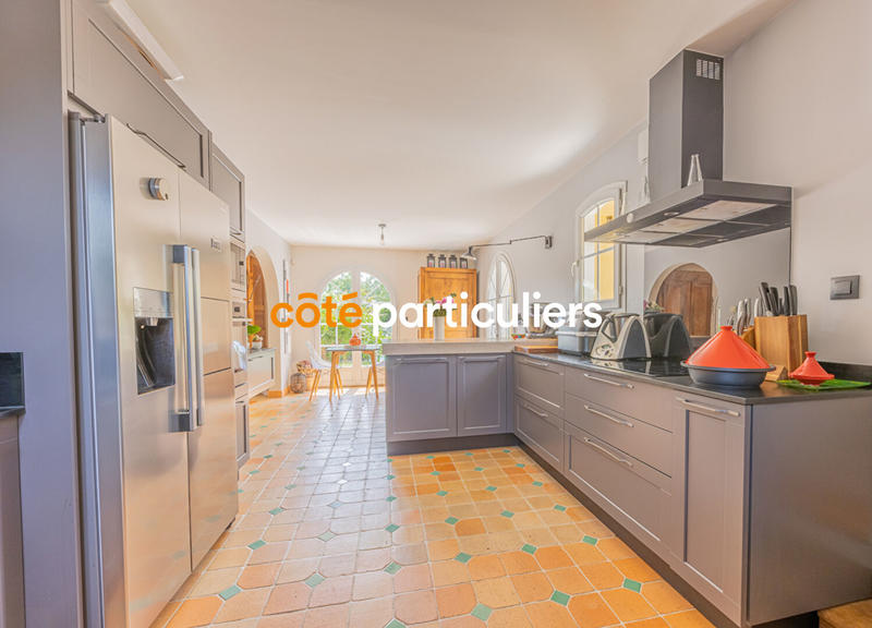 Maison - 220 m² - 8 pièces