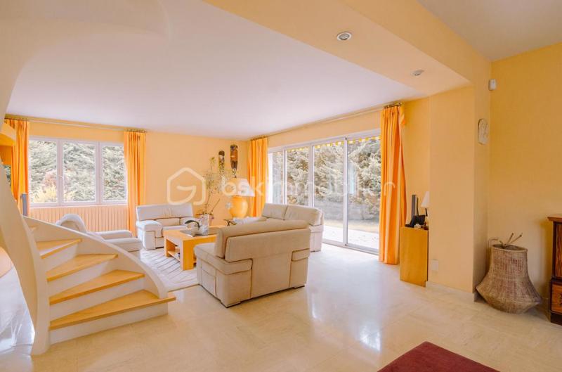 Maison traditionnelle - 222 m² - 6 pièces