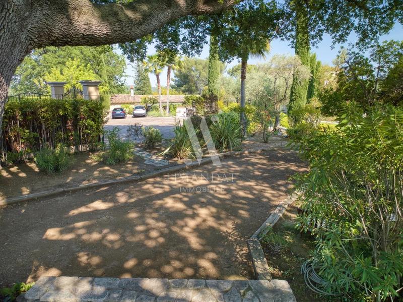 Villa - 1 200 m² - 16 pièces