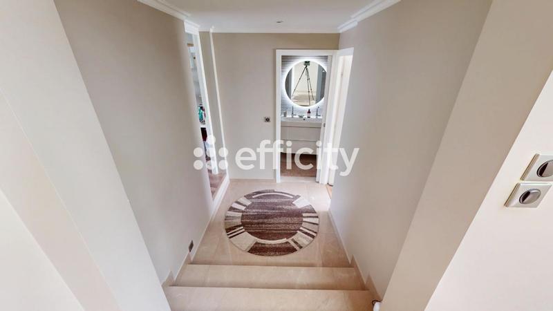 Maison - 235 m² - 6 pièces