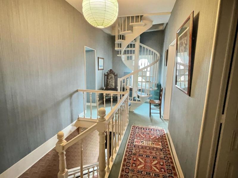 Maison - 212 m² - 8 pièces