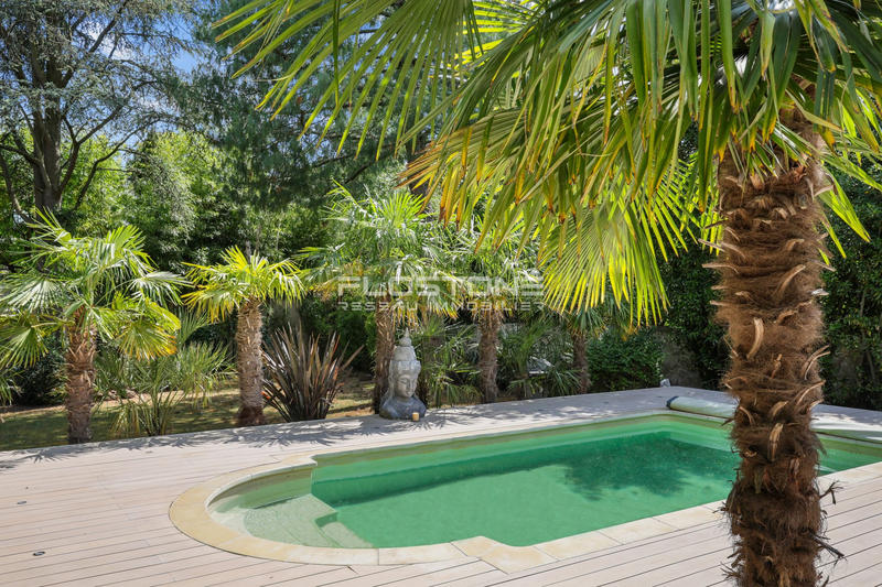 Maison - 240 m² - 8 pièces