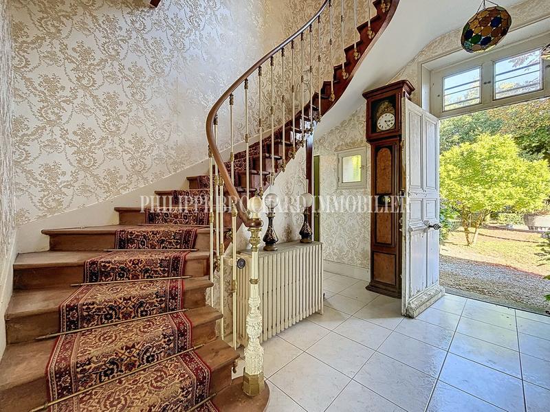 Maison - 241 m² - 12 pièces