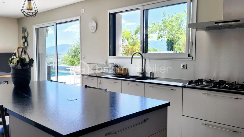 Maison - 202 m² - 7 pièces