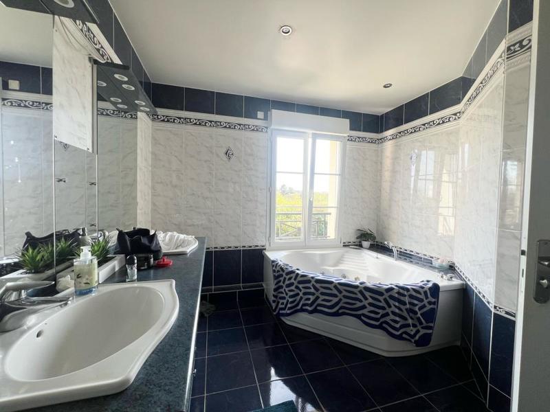 Maison - 230 m² - 9 pièces