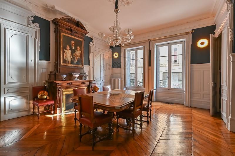 Appartement - 288 m² - 8 pièces