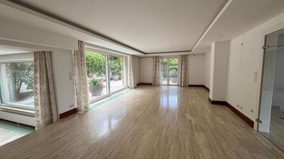 Maison - 299 m² - 10 pièces