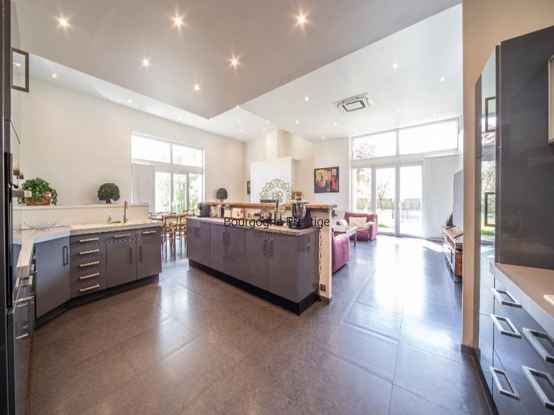 Propriété - 322 m² - 9 pièces