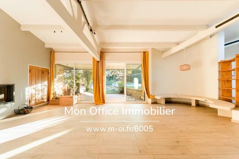 Maison - 275 m² - 10 pièces