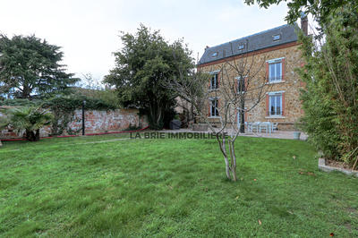 Maison - 235 m² - 9 pièces