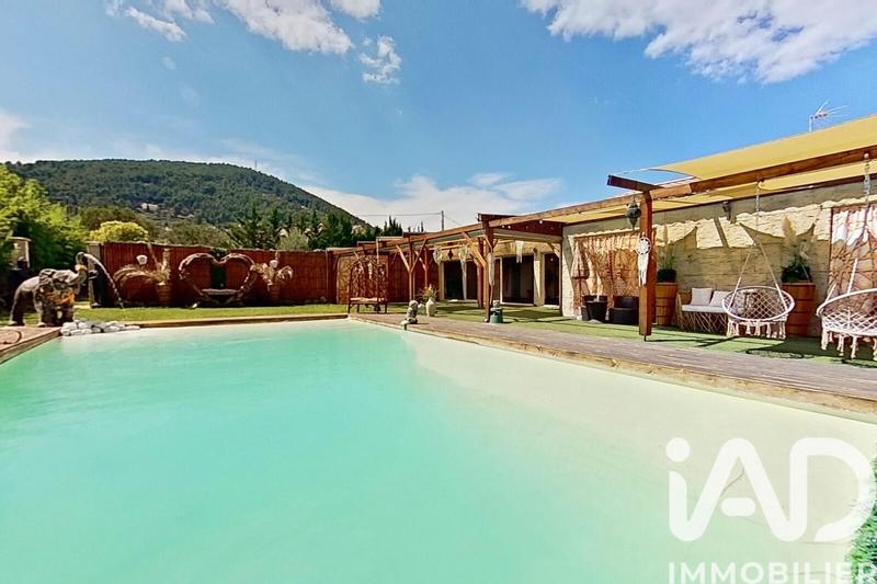 Maison - 240 m² - 8 pièces