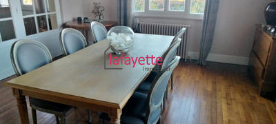 Maison traditionnelle - 250 m² - 10 pièces