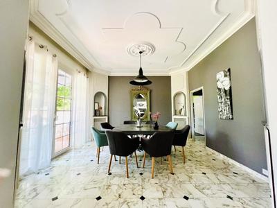 Maison - 210 m² - 8 pièces
