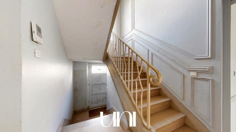 Maison - 325 m² - 10 pièces