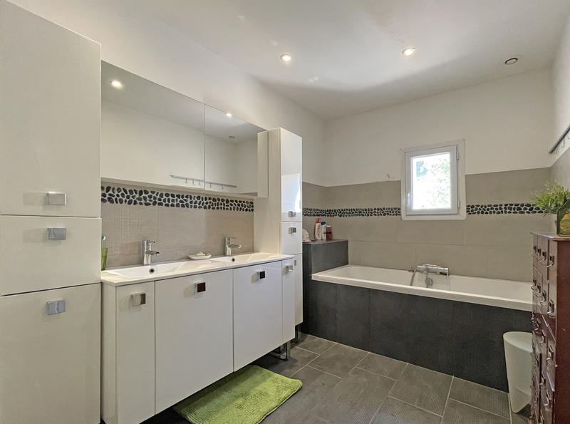 Mas - 1 200 m² - 25 pièces