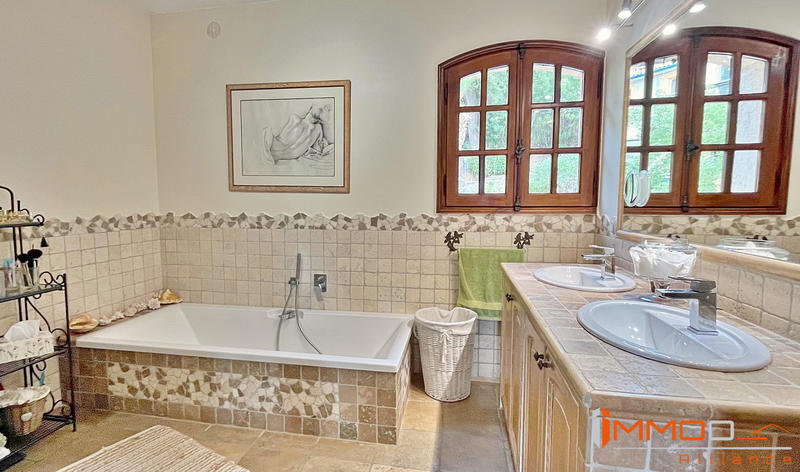 Villa - 215 m² - 9 pièces