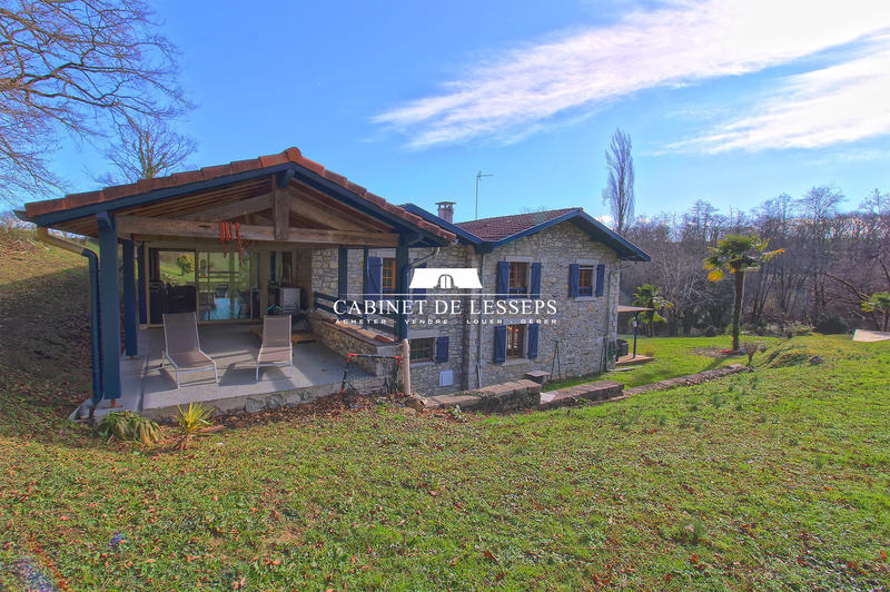 Maison - 238 m² - 7 pièces