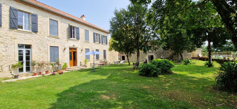 Maison - 247 m² - 10 pièces
