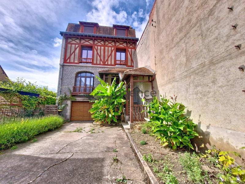 Maison - 170 m² - 8 pièces