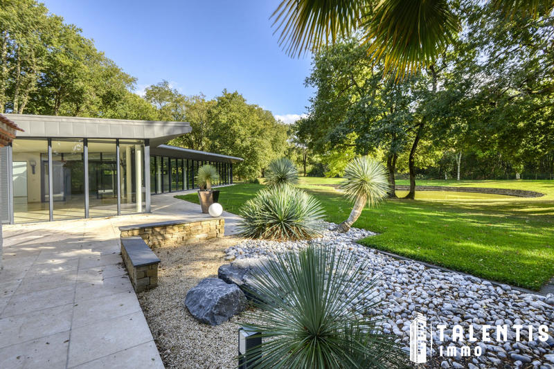 Maison - 342 m² - 12 pièces