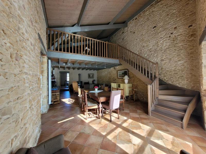 Maison - 334 m² - 20 pièces