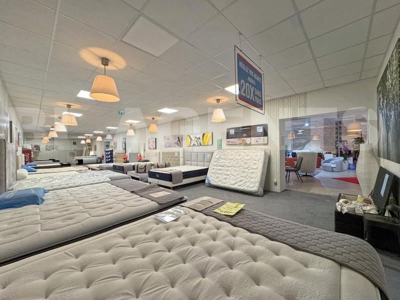 Magasins - 1 930 m²