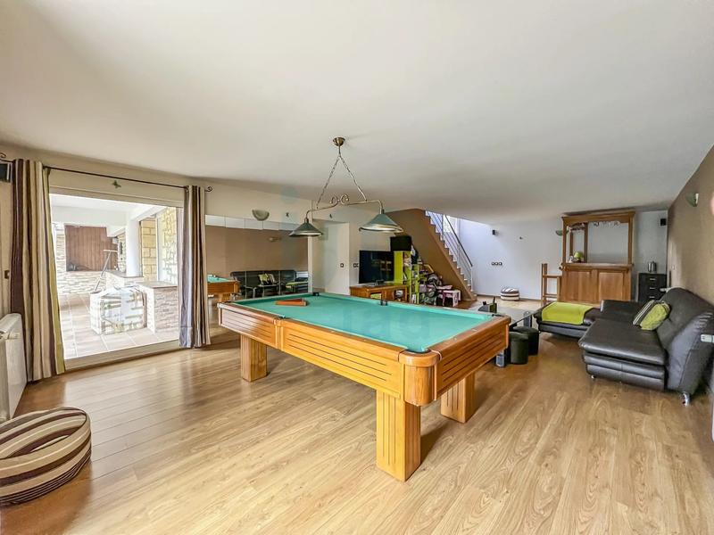 Maison traditionnelle - 363 m² - 10 pièces