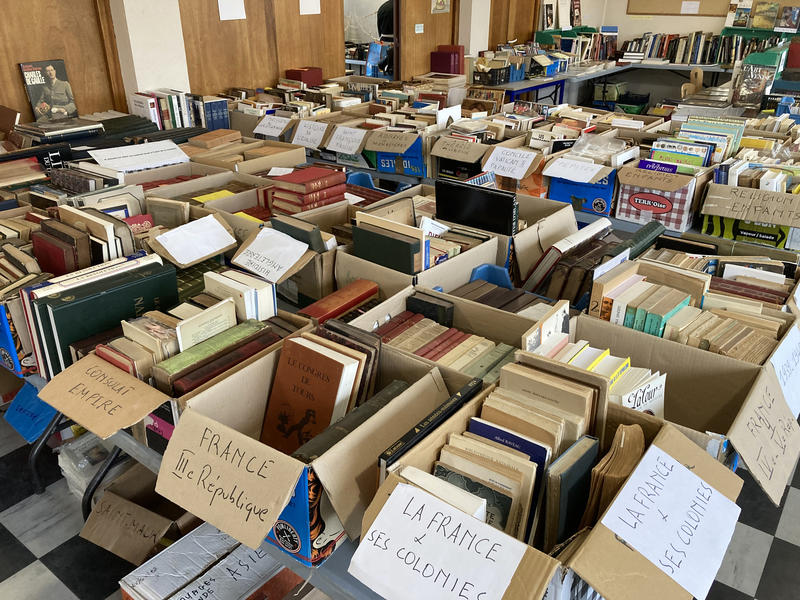Grande vente de livres anciens, beaux livres, meubles, postes de radio, Tsf, vins et timbres