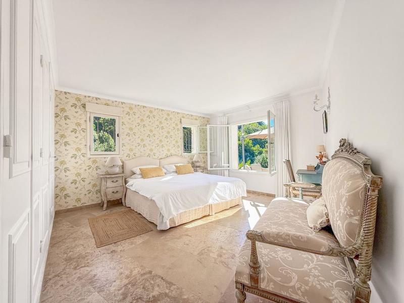 Maison - 250 m² - 6 pièces