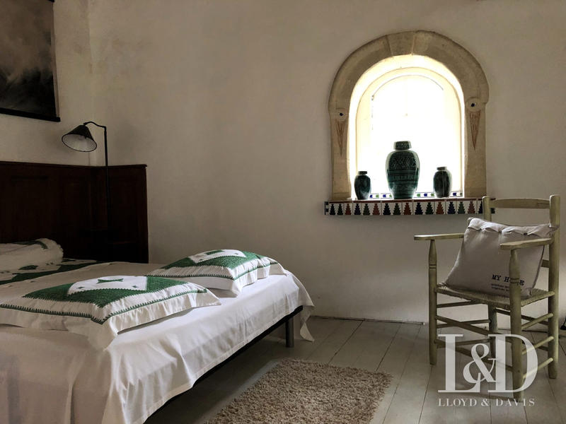 Maison - 323 m² - 10 pièces