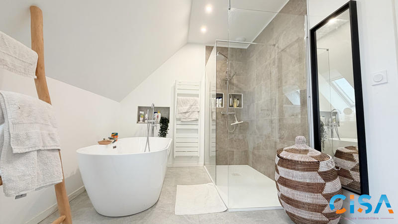 Maison traditionnelle - 122 m² - 6 pièces