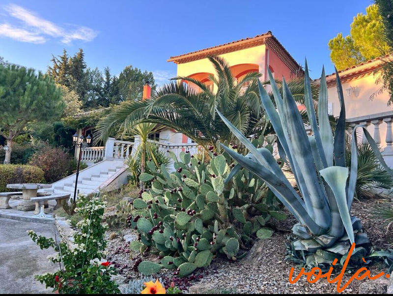 Maison - 220 m² - 6 pièces