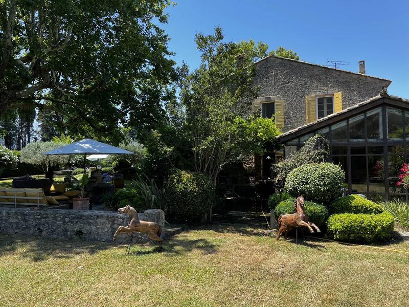 Mas - 460 m² - 14 pièces