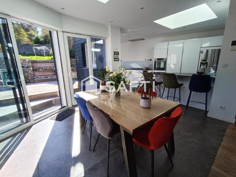 Maison - 220 m² - 7 pièces