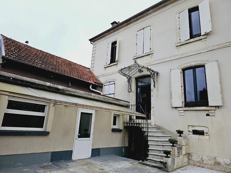 Maison - 285 m² - 9 pièces