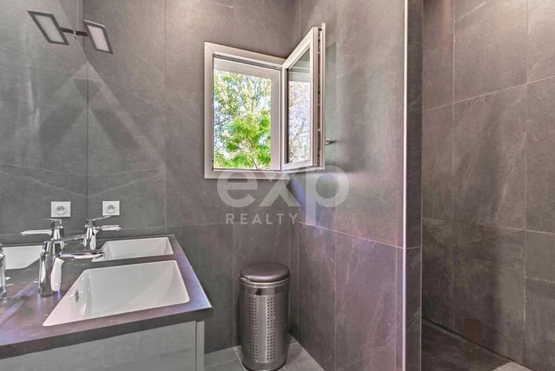 Maison - 180 m² - 8 pièces