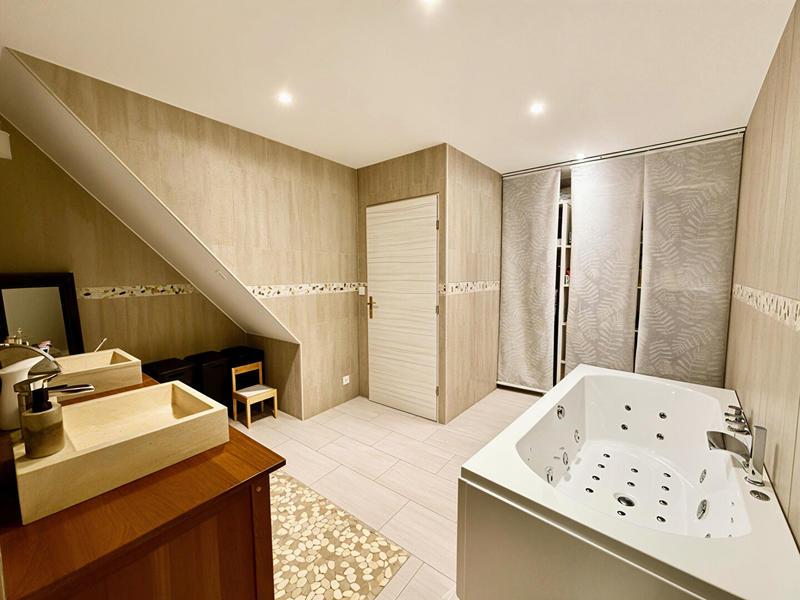 Maison - 255 m² - 7 pièces