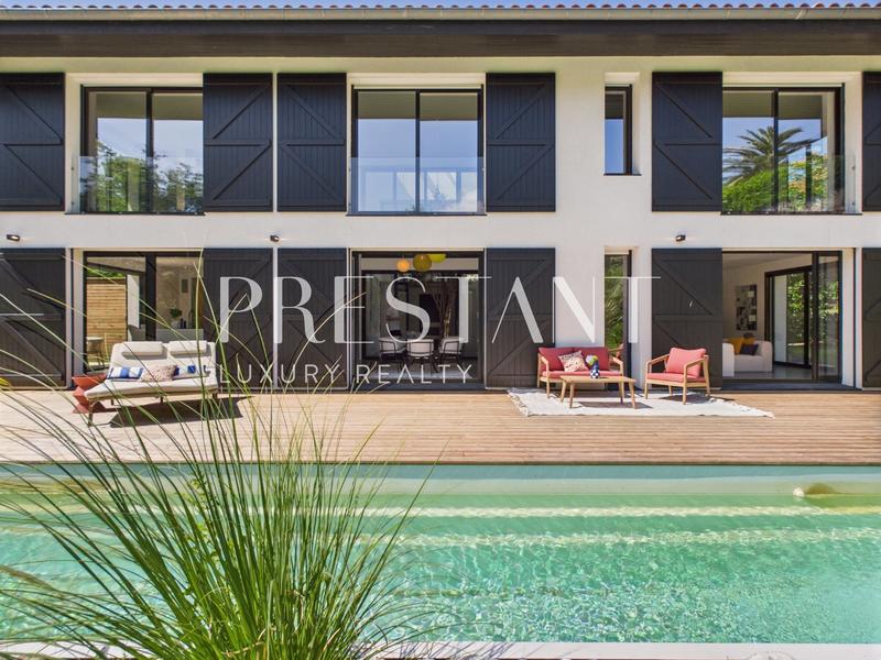 Maison - 310 m² - 11 pièces