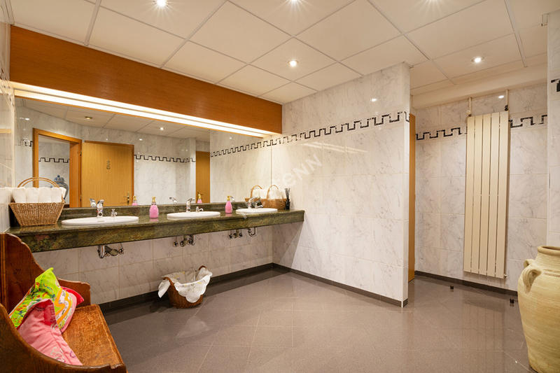 Maison - 720 m² - 12 pièces