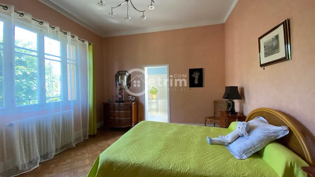 Maison - 230 m² - 8 pièces