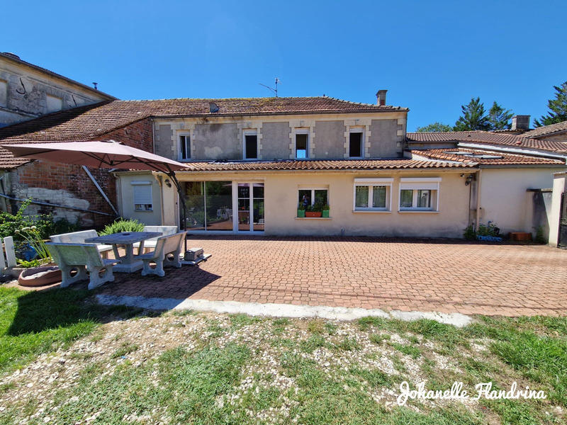 Maison - 260 m² - 8 pièces