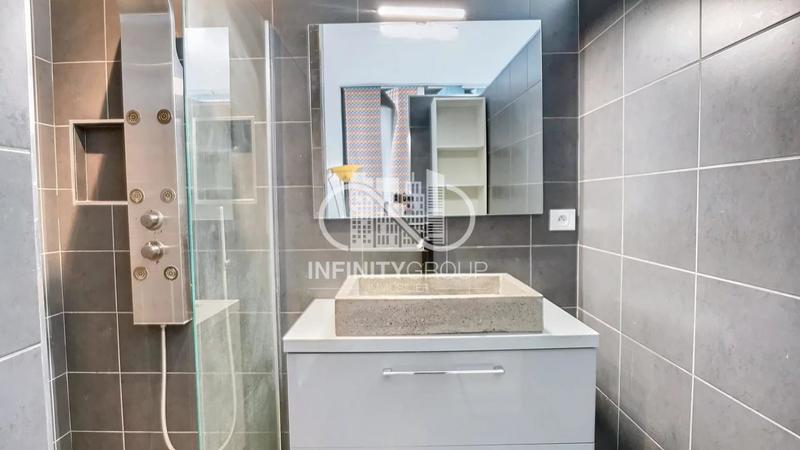Studio - 184 m² - 8 pièces