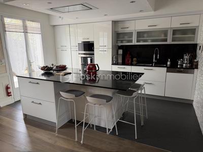 Maison traditionnelle - 149 m² - 6 pièces