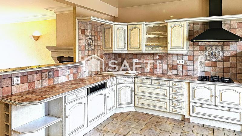 Maison - 218 m² - 9 pièces