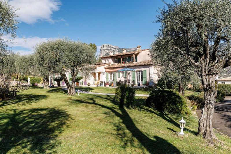 Propriété - 300 m² - 7 pièces