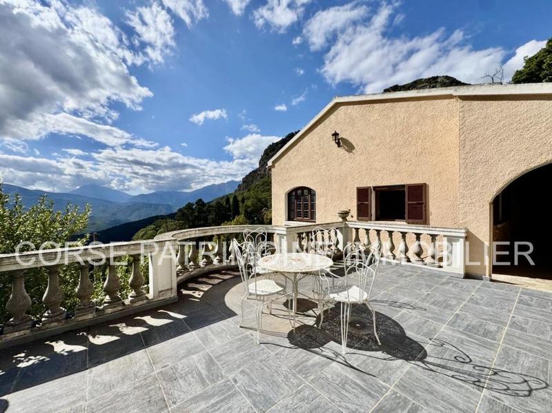 Maison - 229 m² - 18 pièces