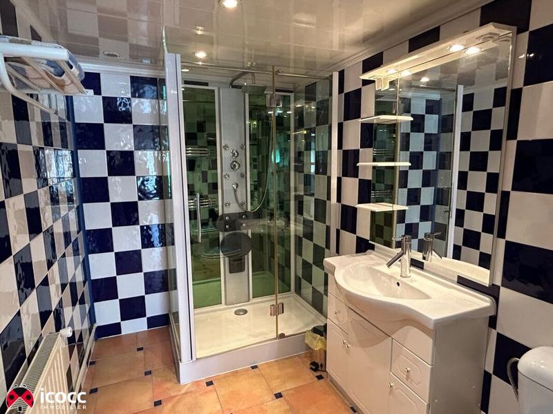 Propriété - 240 m² - 11 pièces