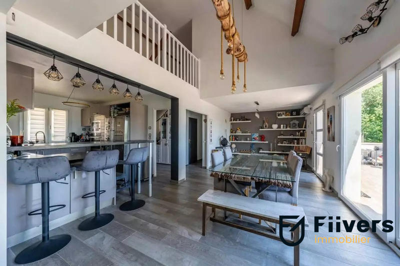 Maison - 239 m² - 8 pièces