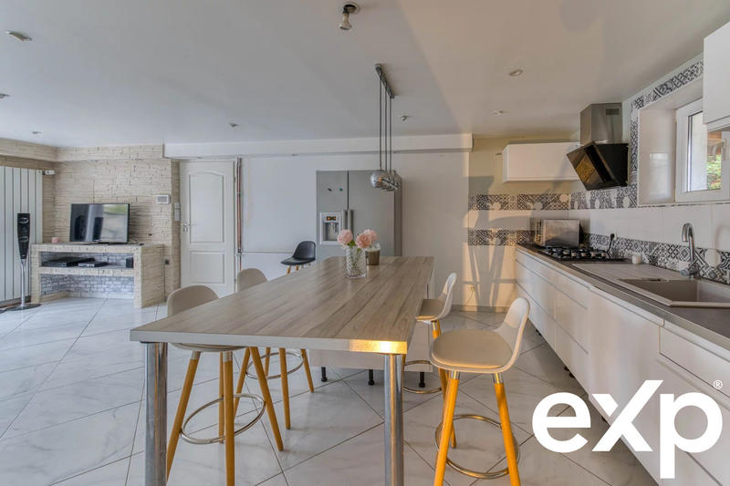 Maison - 182 m² - 9 pièces