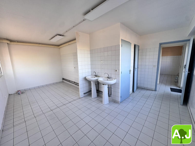 Local commercial - 900 m² - 3 pièces